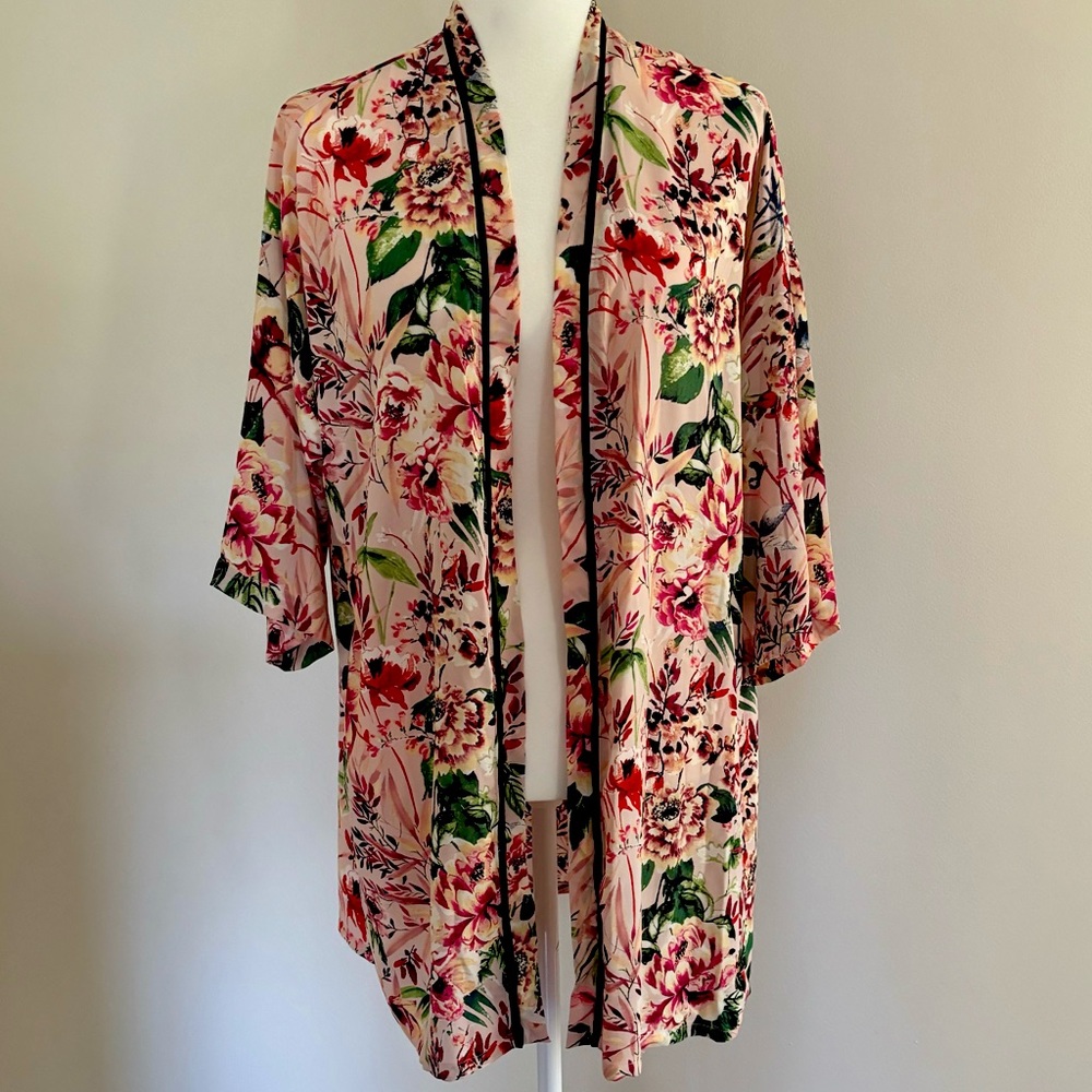 Pink floral kimono by Bobeau in women’s small.